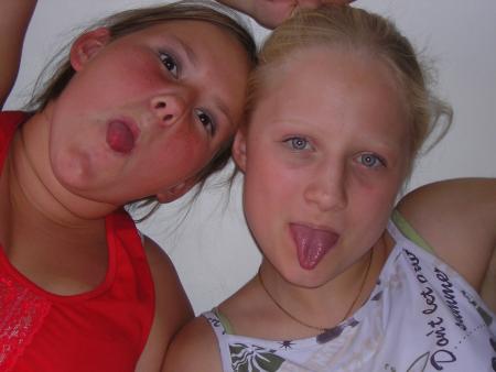 a droite ma cousine astrid a gauche une grosse patate